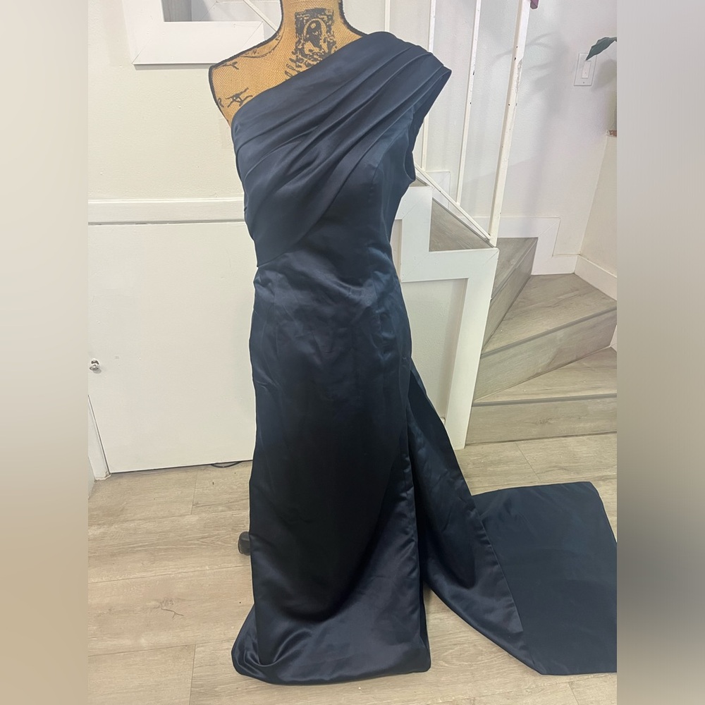 Elegant Black One-Shoulder Evening Gown